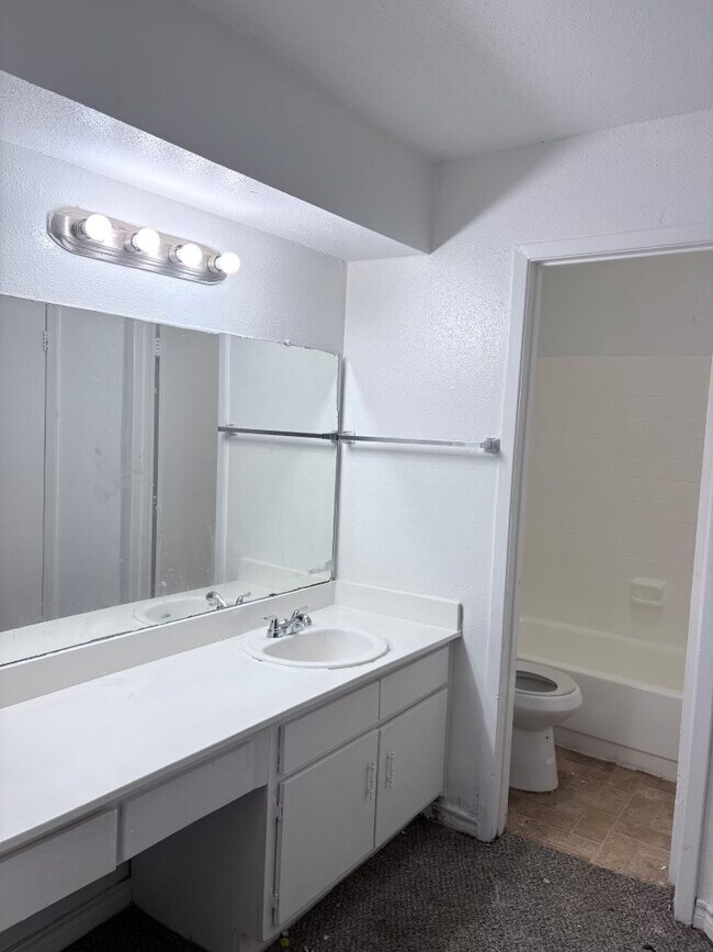 Building Photo - 5625 Antoine Dr