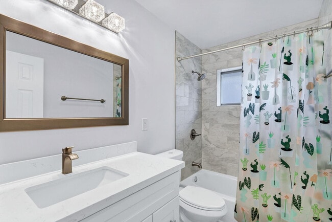 Building Photo - 3046 E Glenrosa Ave