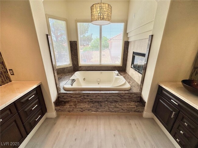 Building Photo - 8753 Rainbow Ridge Dr
