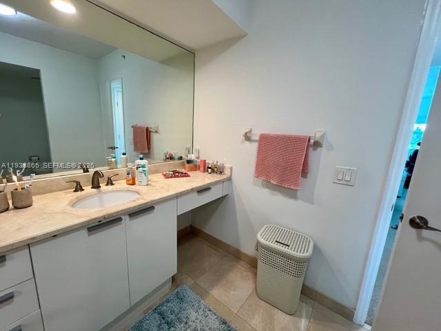 Building Photo - 14951 Royal Oaks Ln