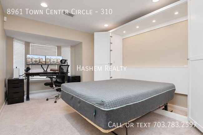 Building Photo - 8961 Town Center Cir