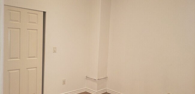 Building Photo - Awesome 1 Bedroom 1 bath unit Downtown LA