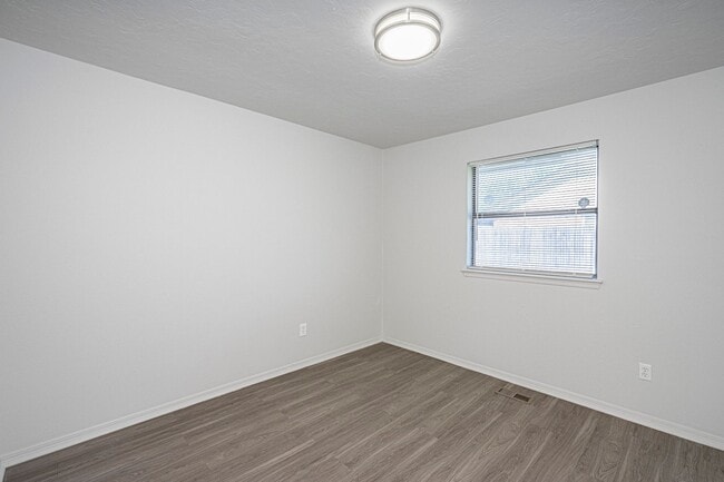 Building Photo - Corner-Lot 3Bedroom Charmer in Yukon with Fireplace & Enclosed Patio!