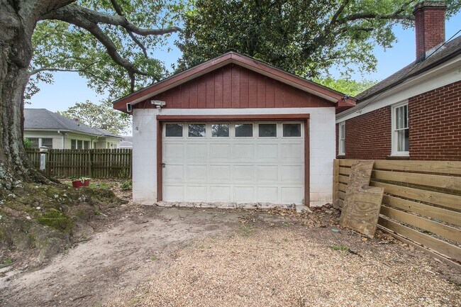 Building Photo - 3 Bedroom 2 Bath Brick Bungalow