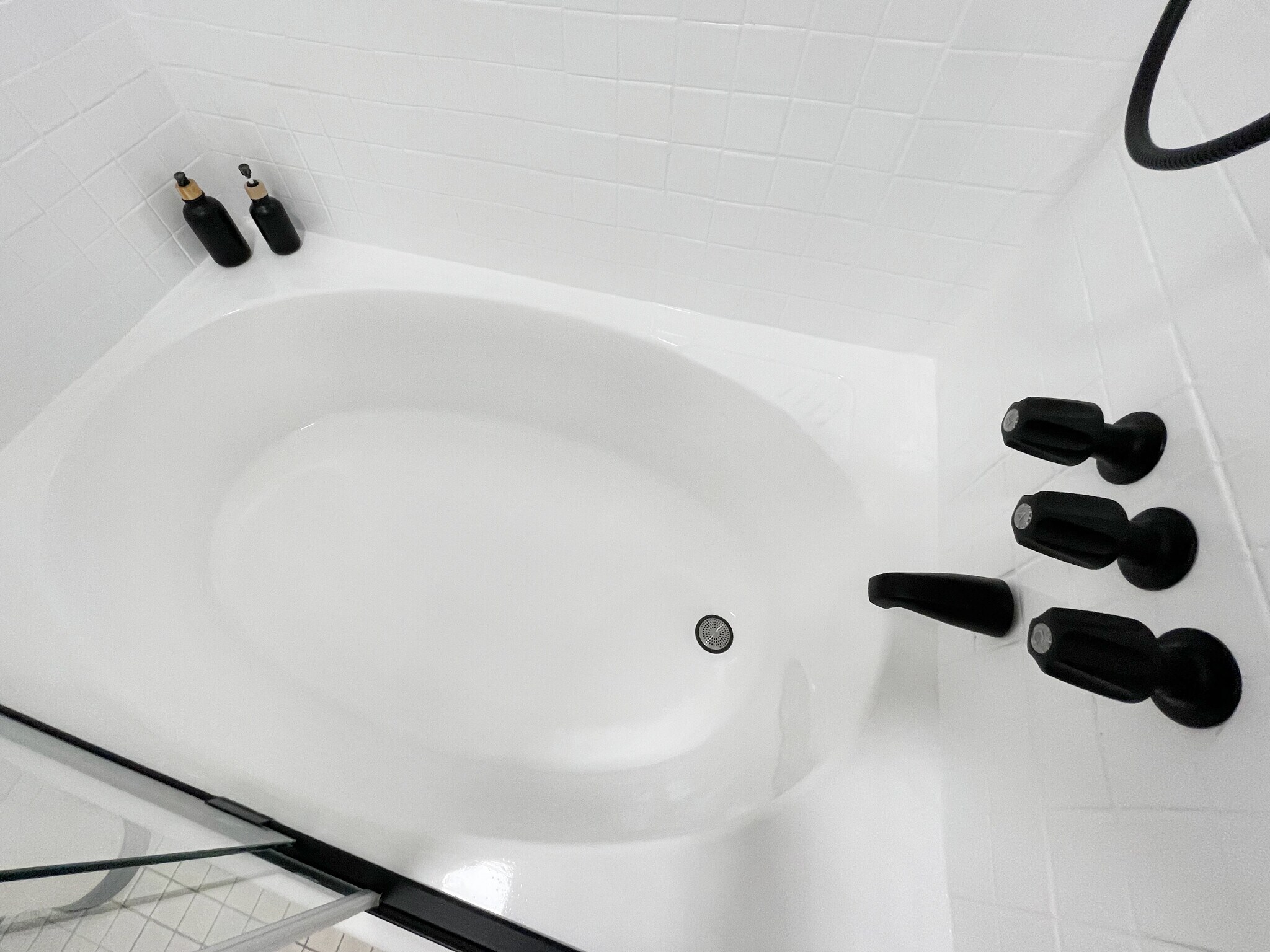 Round, spa sized tub to relax in - 9047 Langdon Ave