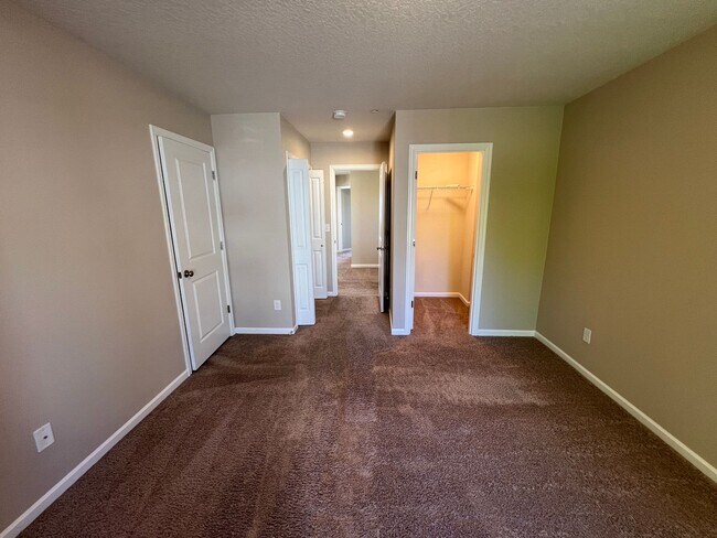 Building Photo - Morningside 3 Bedroom Townhome Happy Vally