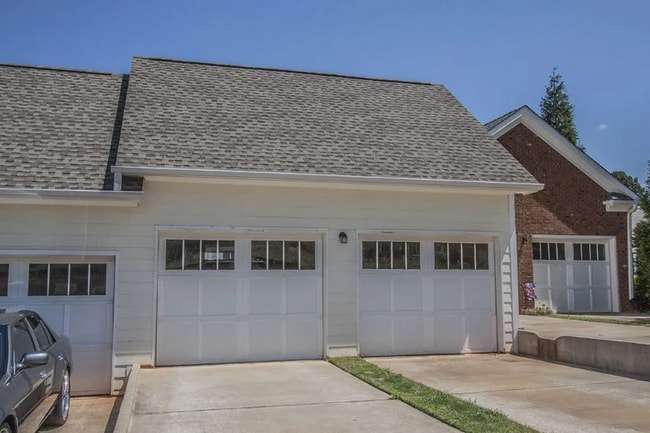 Building Photo - 1121 Surrey Ln