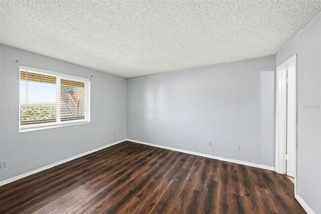 Building Photo - 550 Golden Raintree Pl