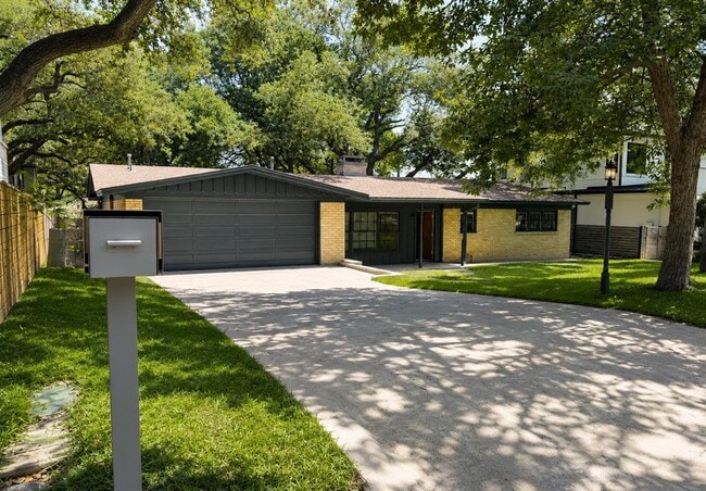 Building Photo - 405 Ridgewood Rd