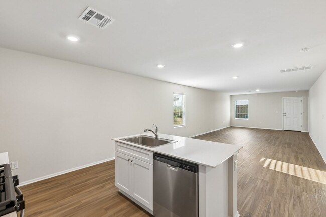 Building Photo - 4 Bed | 2 Bath | 1,572 Sq Ft