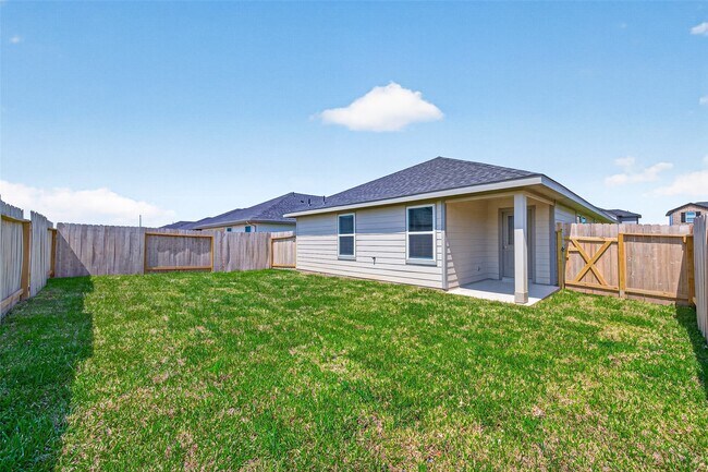 Building Photo - 3030 Lake Crest Dr