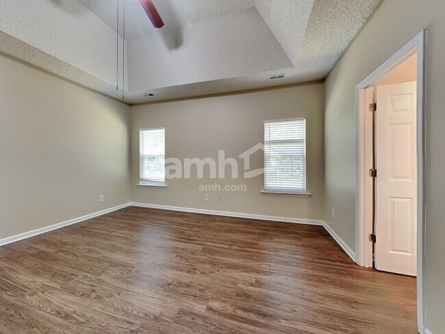 Building Photo - 4038 River Falls Dr