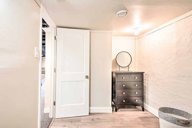 Building Photo - 696 Crescent Blvd