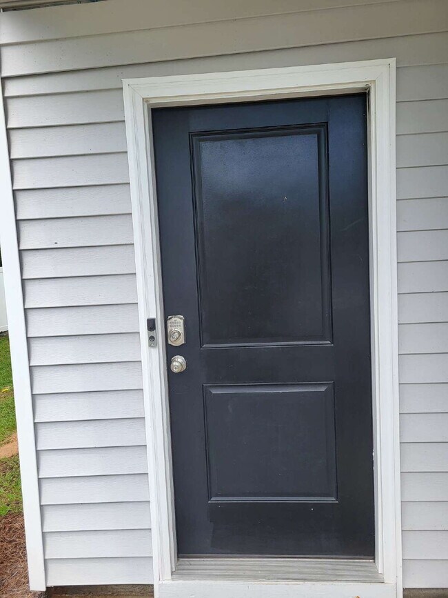 Building Photo - "Spacious Fully Furnished 4-Bedroom Townhouse in Summerville with 3 Full Baths – Your Perfect Fam...