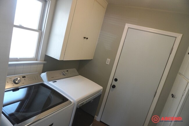 Building Photo - Newly Remodeled in Oildale Area