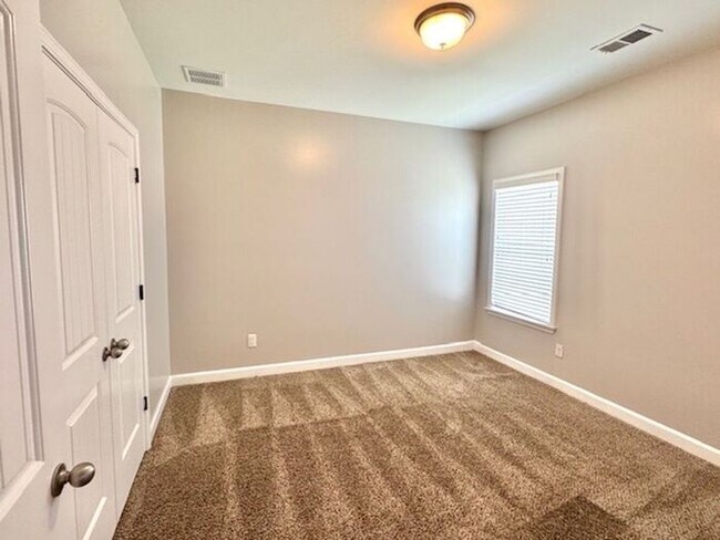 Building Photo - Spacious 4 Bedroom 3 Bath Home In Southeast