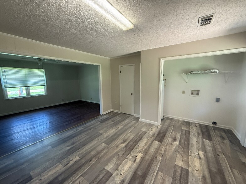 Building Photo - 145 Hume Ave