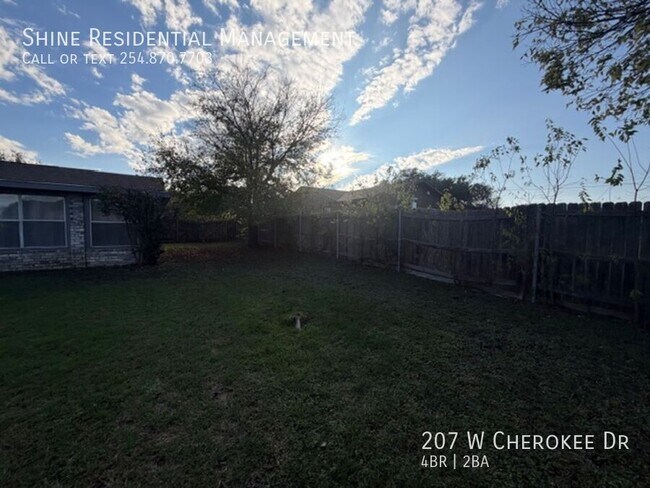 Building Photo - 207 W Cherokee Dr