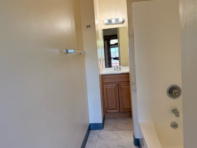 Building Photo - 407 Wethersfield Ave