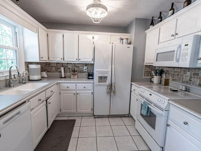 Building Photo - 379 Red Fox Rd