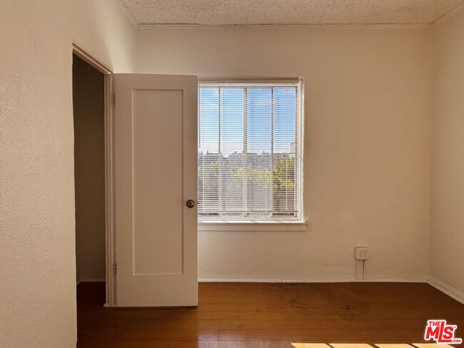 Building Photo - 920 S Hobart Blvd