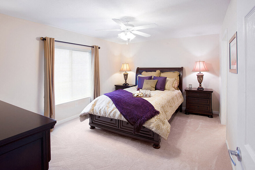 Large Main Bedroom with En-suite Bathroom & Closet - Redwood Perrysburg Fort Meigs Road