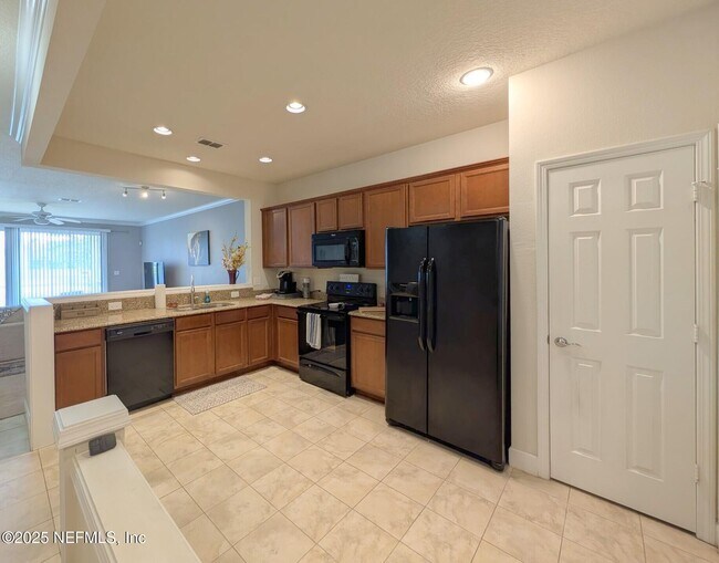 Building Photo - 6846 Roundleaf Dr