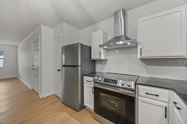 Building Photo - Welcome to Ravenwood Drive!