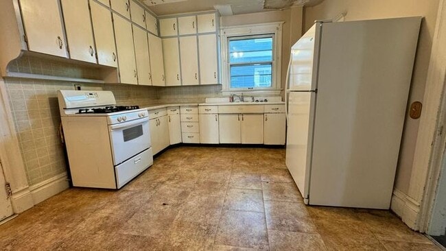 Building Photo - $2,300 | 4 Bedroom, 2 Bathroom Multi Floor...