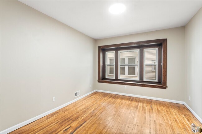 Building Photo - 483 Alexander St