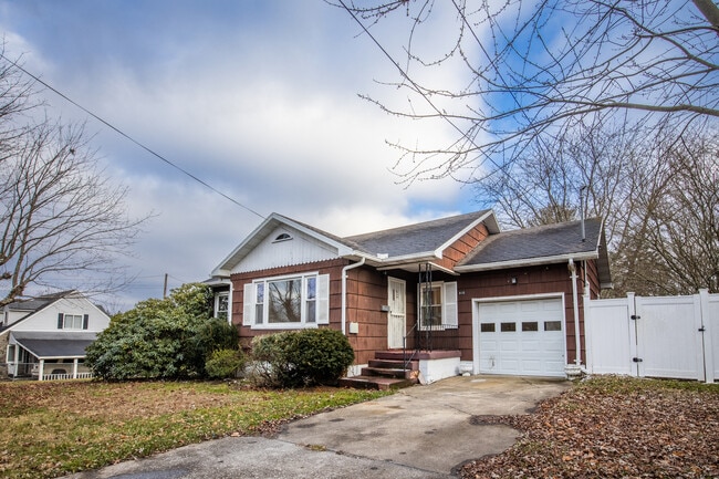 Building Photo - 610 Russell St