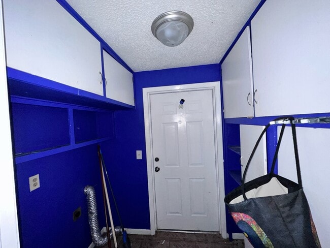 Building Photo - 263 Almansa Rd