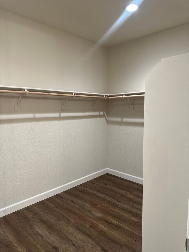 Building Photo - $500.00 off first full months if possessio...