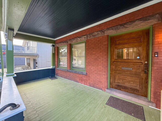 Building Photo - 120 College St