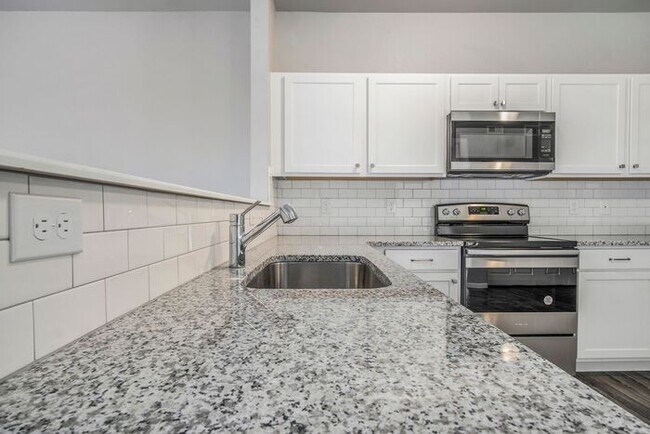 Building Photo - 15901 Cedar Dr