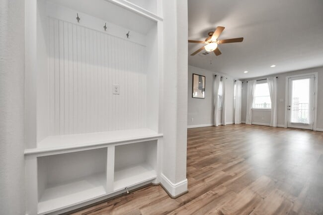 Building Photo - 9830 Magnolia Village Ln