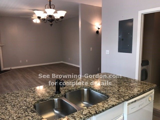 Building Photo - Pristine 2 bedroom that is cute as can be!