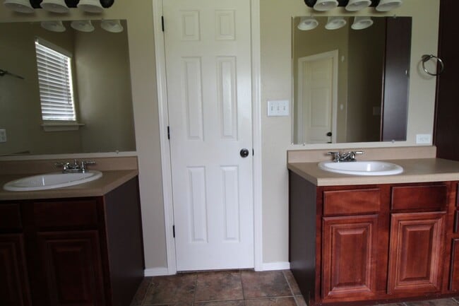 Building Photo - designed for comfort : 3 Bedroom 2 Bath