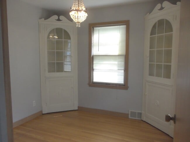 Building Photo - Engaging Cape Cod In An In-town Location!