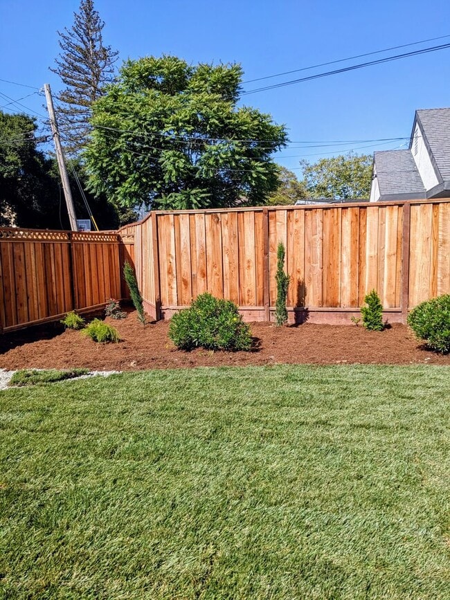 Building Photo - Upgraded 2 bedroom with yard! Lovely Amenties