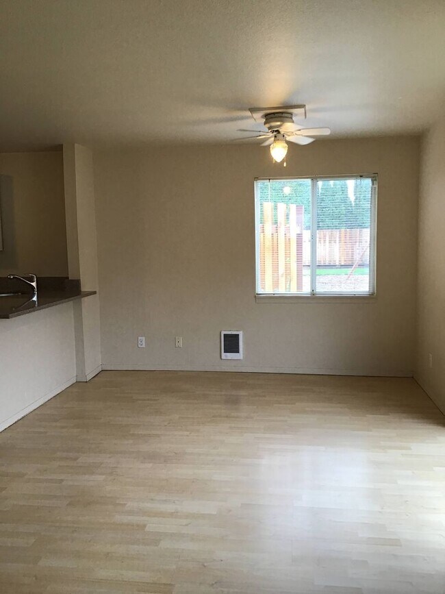 Building Photo - Stylish Modern 3 Bed, 2.5 Bath Townhouse i...