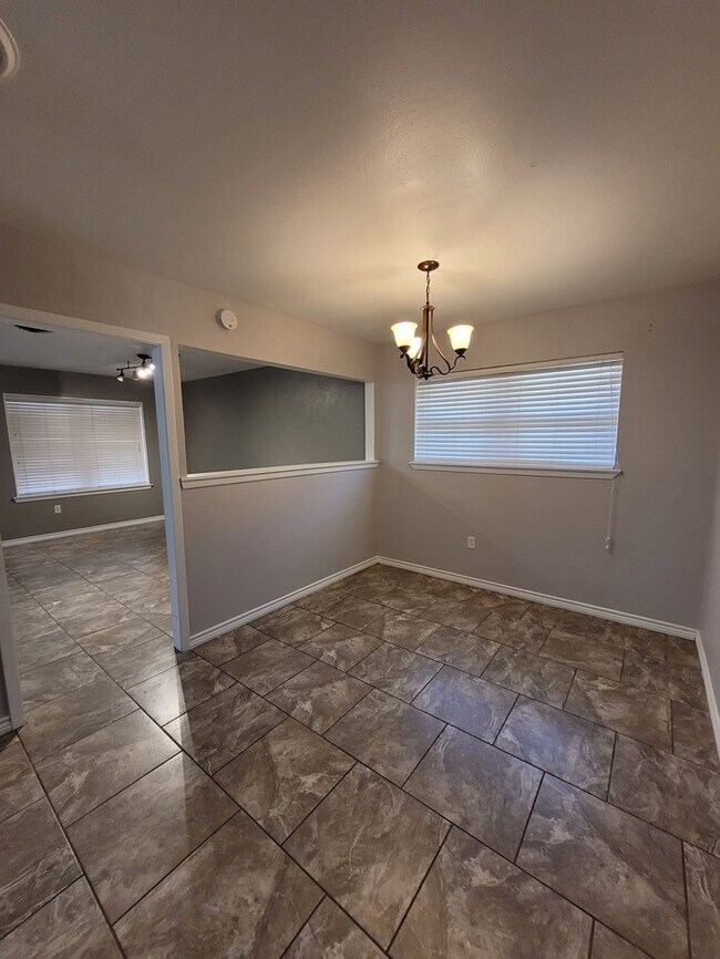 Building Photo - Move in ready 3 bed 2 bath home with 2 car...