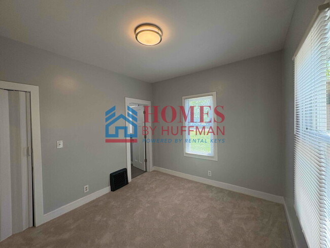 Building Photo - Two Bedroom House | Updated Unit
