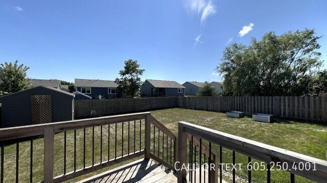 Building Photo - Spacious 4 Bedroom 3 Bathroom home with Va...