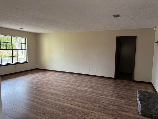 Building Photo - 108 Renoir Ln