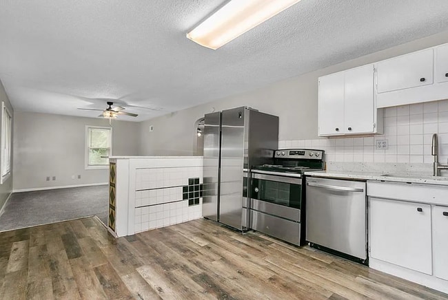 Building Photo - Updated 2 Bed Home with Large Attached Garage