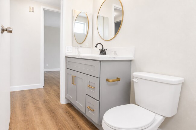 Building Photo - Remodeled Spacious 2BR/2BA in NoHo – Quiet 2nd Floor, Central A/C, 2 Parking Spaces