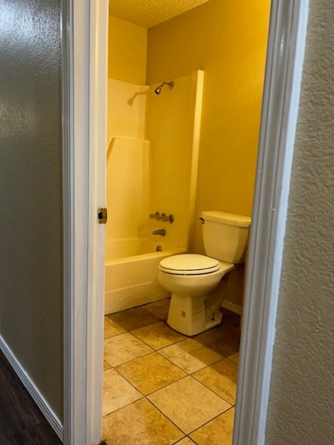 Building Photo - 4 bed 1.5 bath house