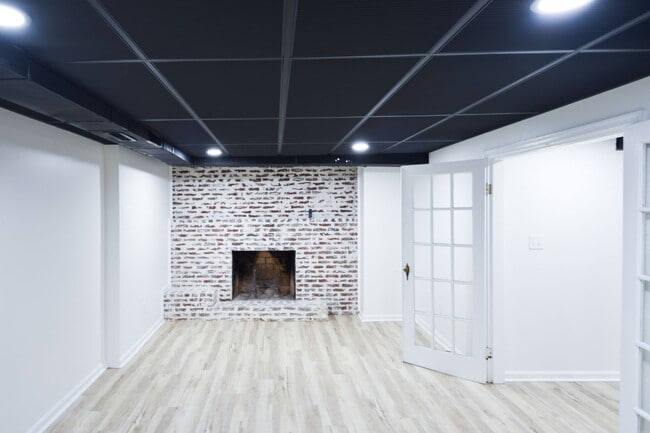 Building Photo - 5 Bedroom || 2 Bathroom - Single Family Ho...