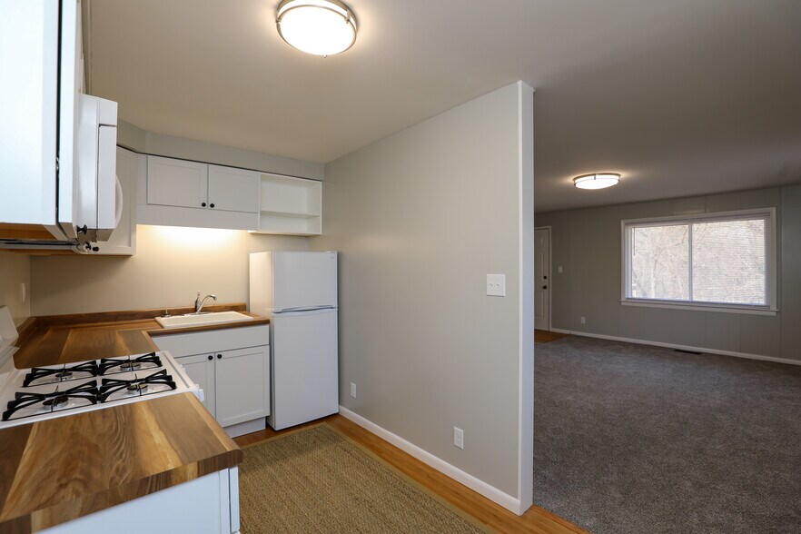 Building Photo - 409 Mineral Springs Ave